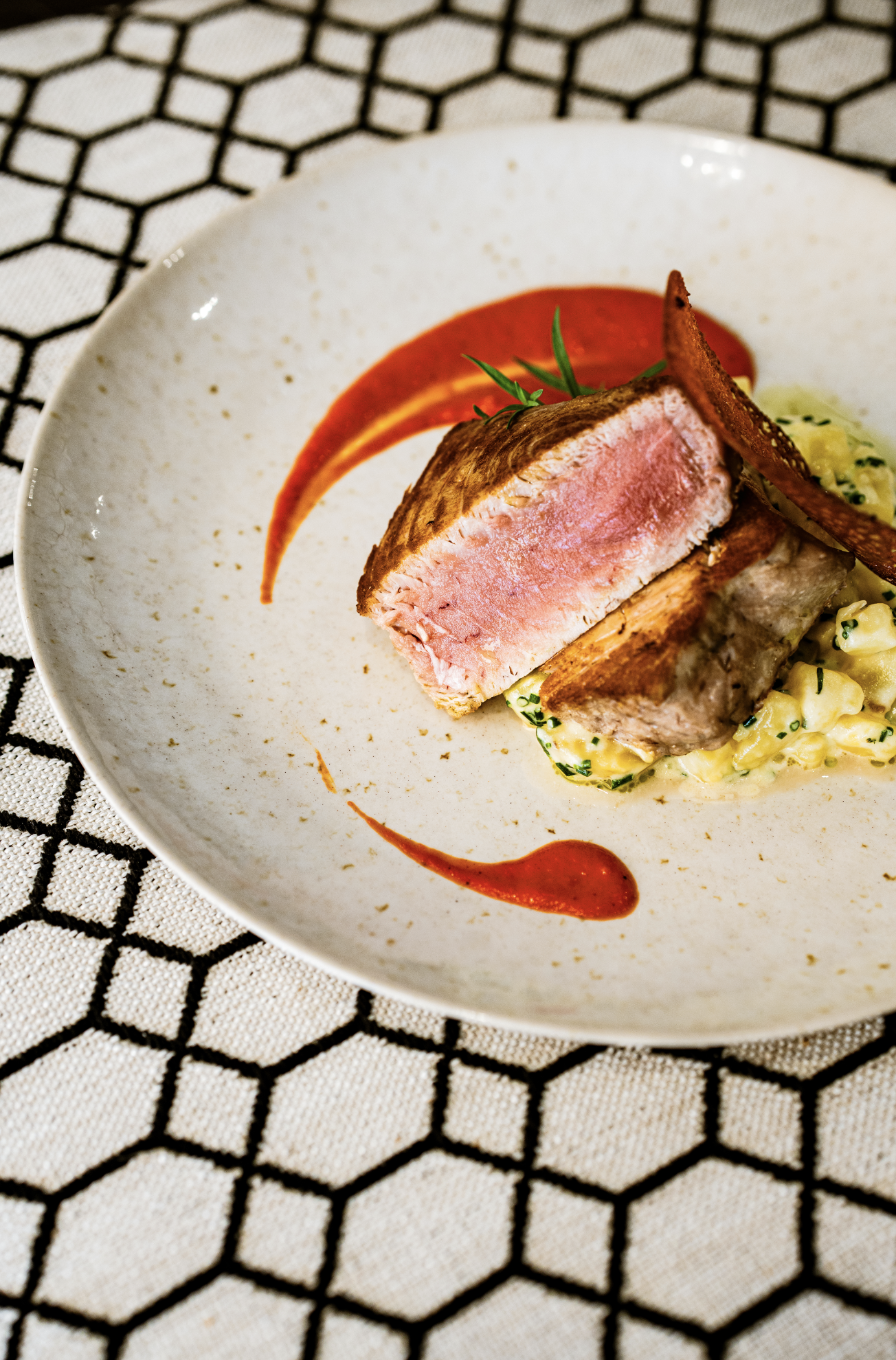 Thon, sauce aux piquillos, pommes de terre à la crème de ciboulette et tuile aux piquillos Thon, sauce aux piquillos, pommes de terre à la crème de ciboulette et tuile aux piquillos