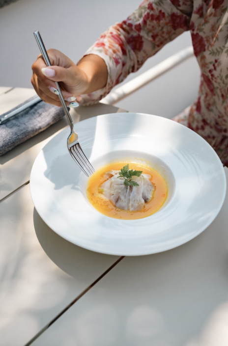 Ceviche de maigre, sauce au calamansi et mangue. Ceviche de maigre, sauce au calamansi et mangue.